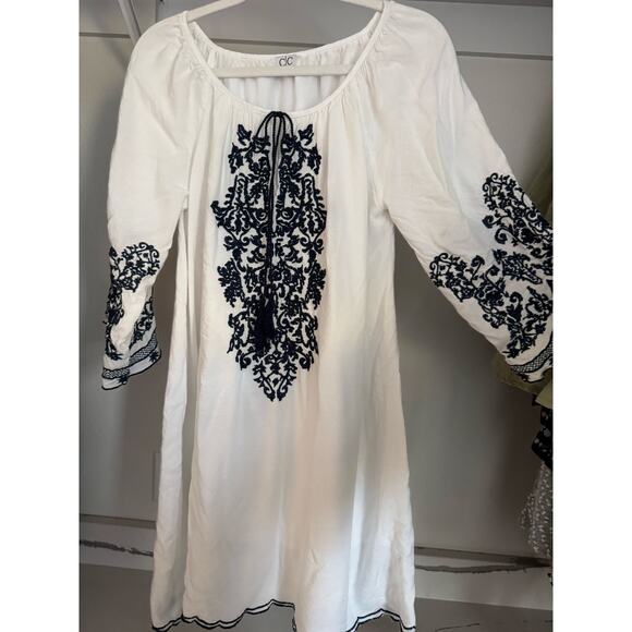 Chic Connection Women's Embroidered Shift Dress Floral Size Medium White - Picture 1 of 9